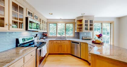 Pond view retreat with central AC, jetted tub, & large deck