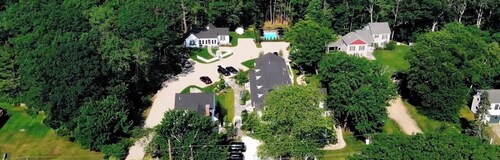 Luxury condo with views & amazing location! Minutes to town and beaches