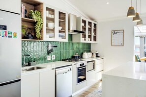 雪櫃、微波爐、焗爐、爐具