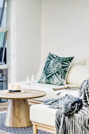 TV, offices - High-End Splendor at Horak Penthouse (Cape Town)