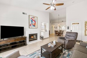 Een smart-tv en een open haard