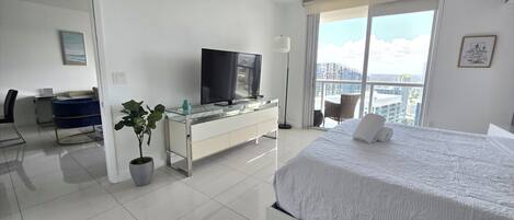 1 habitación, tabla de planchar con plancha, wifi y ropa de cama