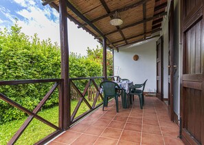 Outdoor dining - Studio apartment Fonza is at 650 mt from the beach and nearby the centre of Marina di Campo, in quit (Campo nell'Elba)