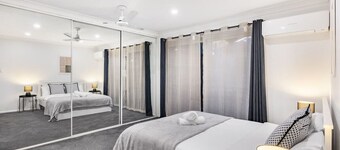 Private&Spacious 4BRHome w/ Parkview 5mins to Mall