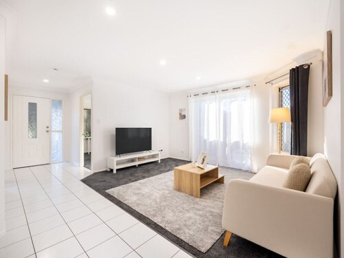 Private&Spacious 4BRHome w/ Parkview 5mins to Mall