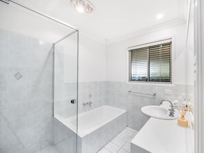 Hair dryer, towels, soap, shampoo - Private&Spacious 4BRHome w/ Parkview 5mins to Mall (Forest Lake)