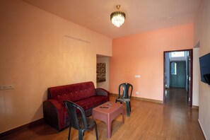 Leilighet – deluxe | Sengetøy av topp kvalitet, skrivebord, wi-fi (inkludert) og sengetøy