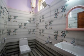 Quarto casal | Banheiro | Chuveiro, chuveiro com efeito de chuva, toalhas de banho 