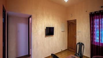 Deluxe Apartment | Premium bedding, desk, free WiFi, bed sheets