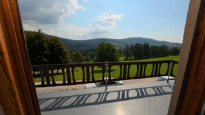 A balcony with a view of a green landscape and mountains. - Vacation home Hoja by Interhome (Vítkovice)