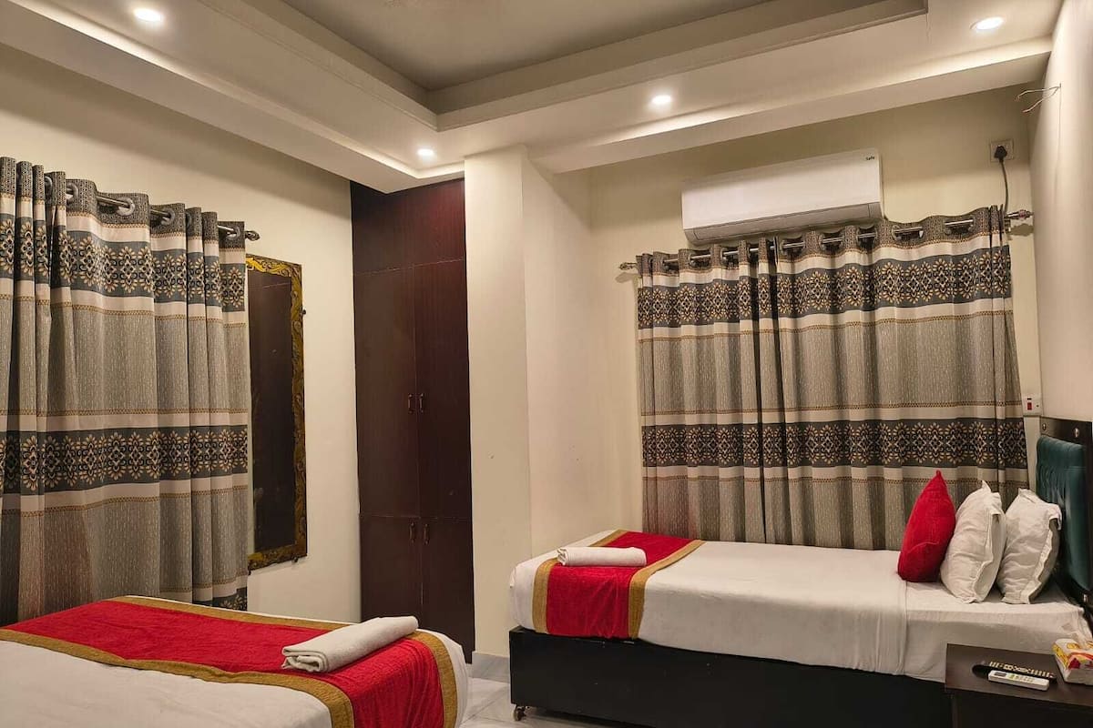 Habitación Deluxe con 2 camas individuales | Escritorio, espacio para trabajar con laptop y wifi gratis