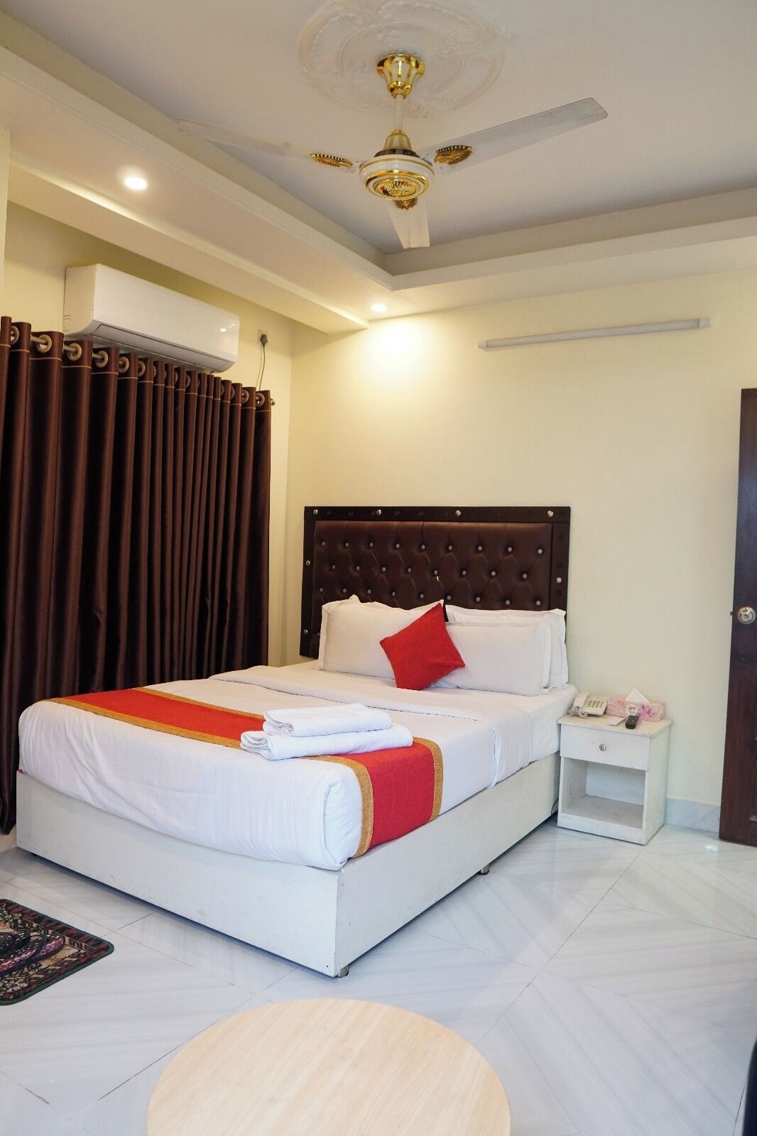 Desk, laptop workspace, free WiFi, wheelchair access