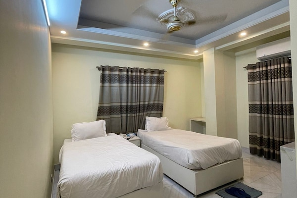 Phòng Economy, quang cảnh thành phố | Bàn, khu vực làm việc phù hợp cho laptop