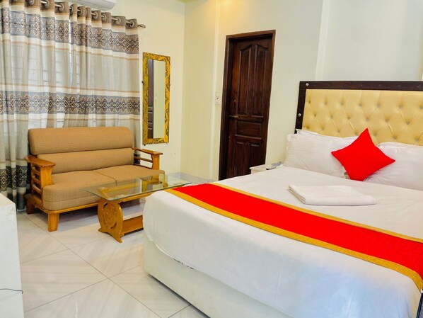 Habitación Confort, vista a la ciudad | Escritorio, espacio para trabajar con laptop y wifi gratis 