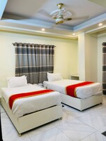 Escritorio, espacio para trabajar con laptop y wifi gratis 