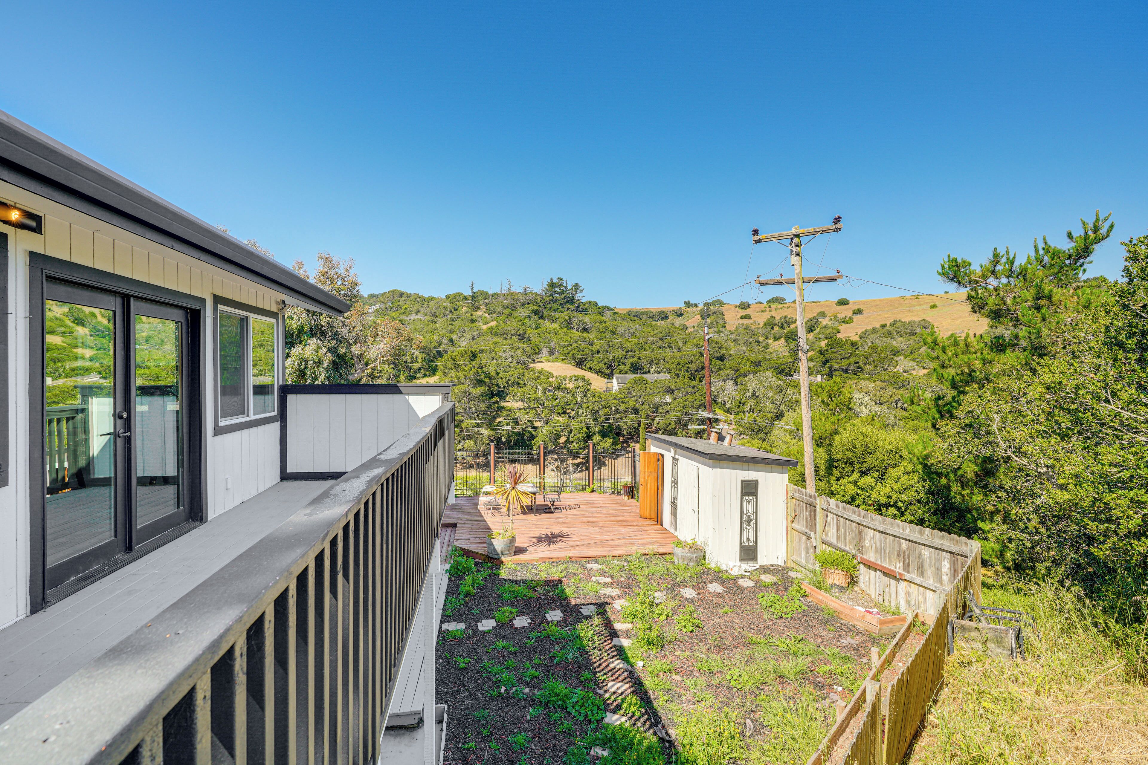 Cozy Salinas Studio w/ Balcony & Fireplace!