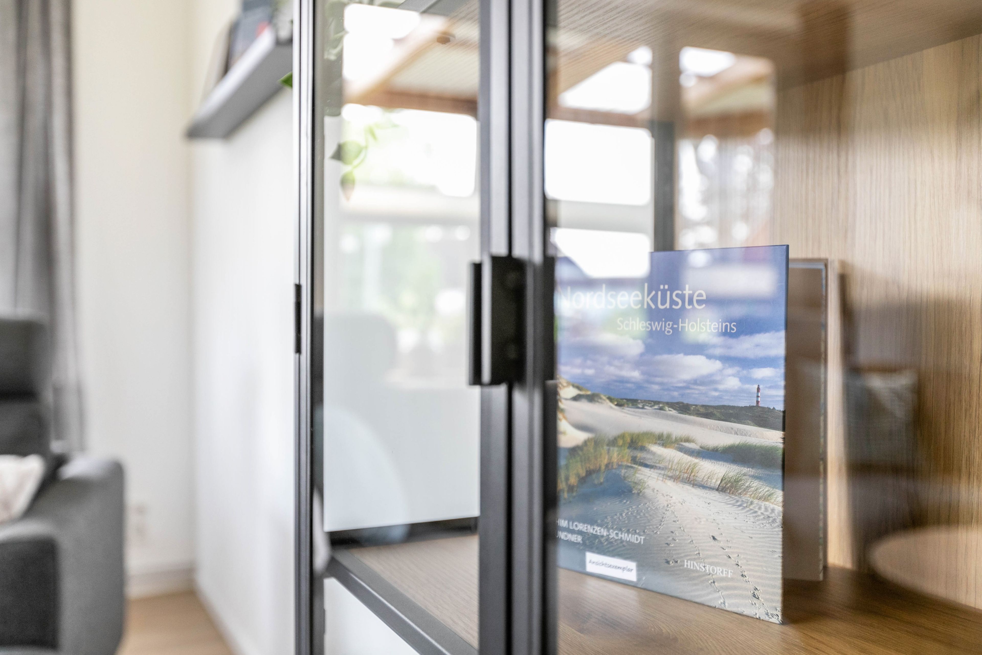 Een modern interieur met een glazen deur die naar een kamer leidt.