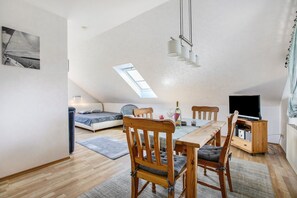 Dining - Apartment 'Ferienwohnung Stolle' with Terrace, Garden and Wi-Fi (Stapel OT. Süderstapel)