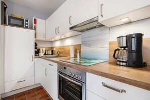 Jääkaappi, mikroaaltouuni, uuni, liesi