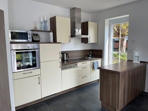 Køleskab, mikrobølgeovn, ovn, kogeplade