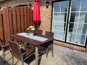 Outdoor dining - Holiday Home 'Haus Am Dorfteich A E-Laden Möglich' with Private Terrace, Shared Garden and Wi-Fi (Fehmarn)