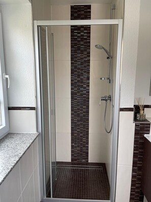 Shower, hair dryer - Holiday Home 'Haus Am Dorfteich A E-Laden Möglich' with Private Terrace, Shared Garden and Wi-Fi (Fehmarn)