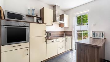 Kaffetrakter/tekoker, kjøleskap, mikrobølgeovn og ovn