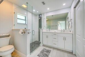 Een haardroger, handdoeken