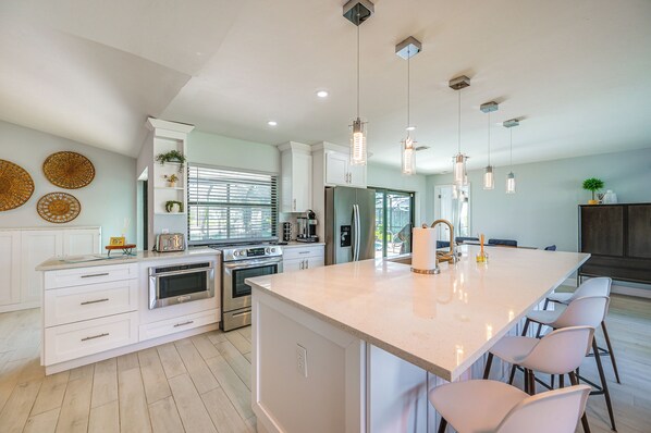 冷蔵庫、電子レンジ、オーブン、��コンロ