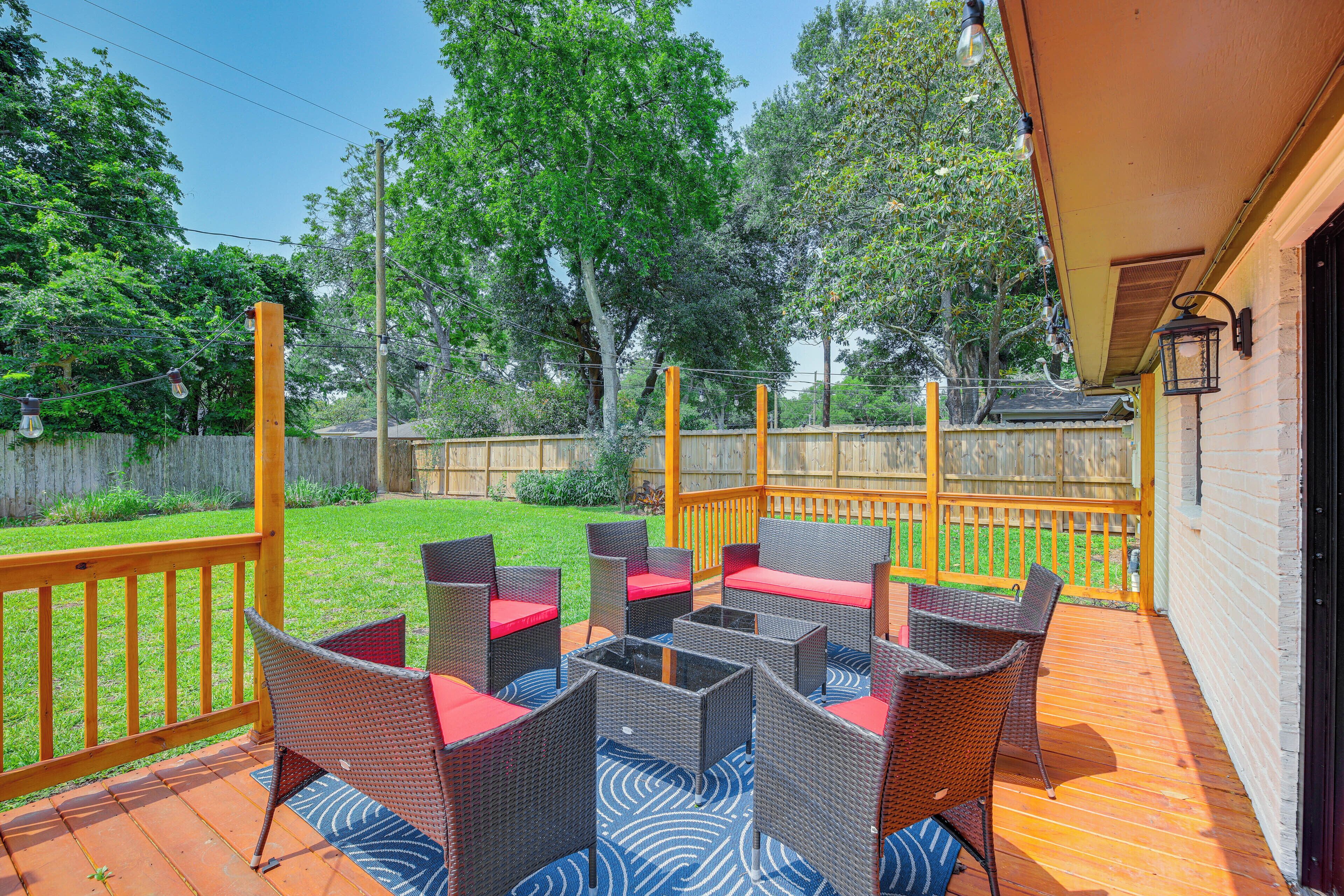 Pet-Friendly Home w/ Deck - 6 Mi to NRG Stadium!