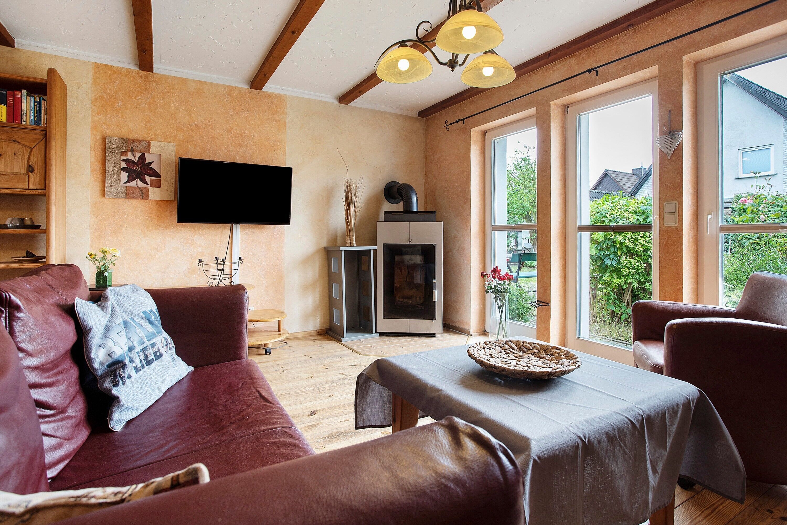 Televisión, chimenea, reproductor de DVD y estéreo 