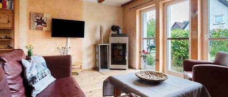 Televisión, chimenea, reproductor de DVD y estéreo