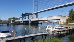A bridge over a river with boats docked at a pier. - Holiday Home 'Ferienhaus Sundperle' with Private Terrace, Private Garden and Wi-Fi (Stralsund)