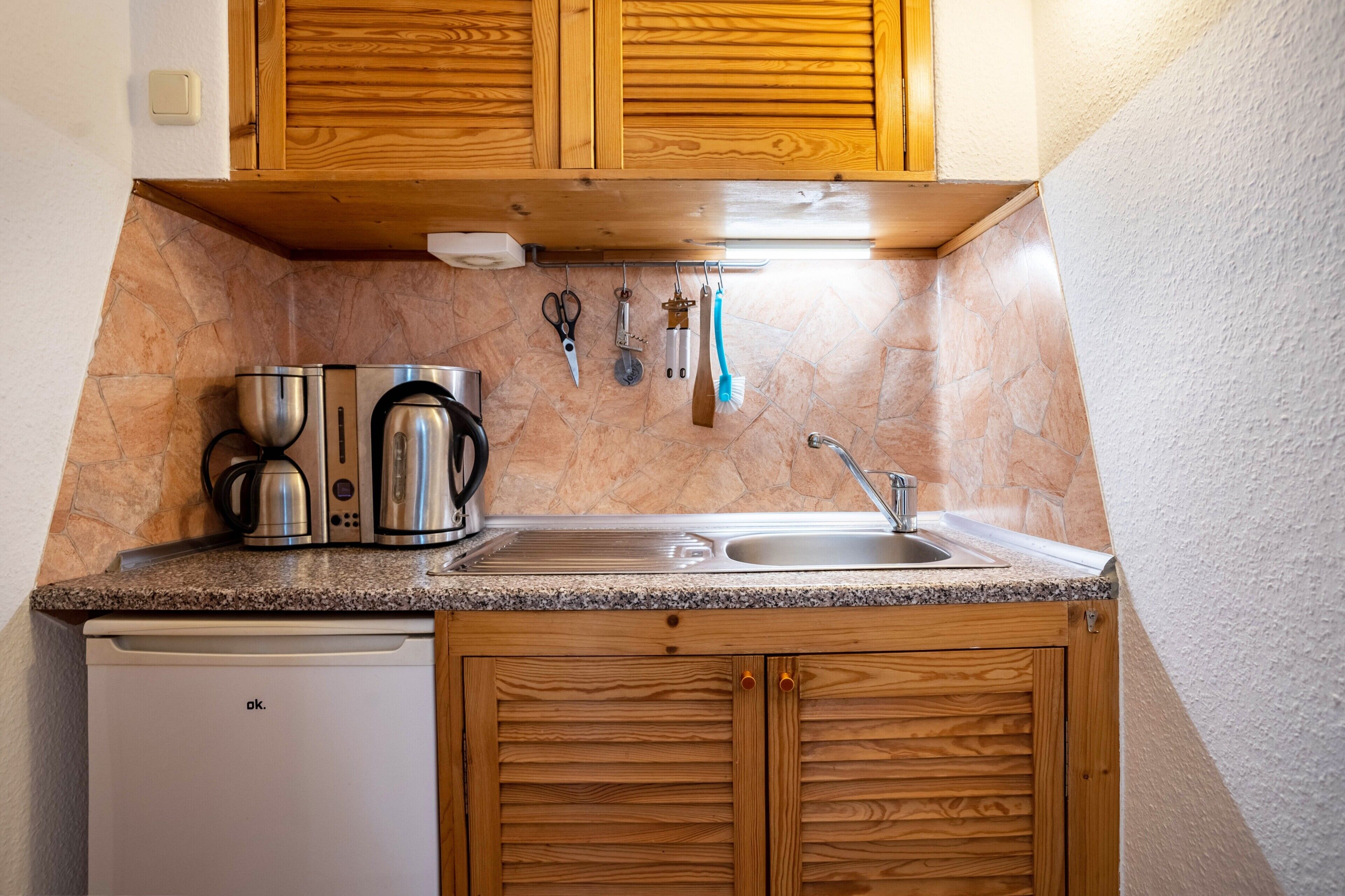 Kjøleskap, mikrobølgeovn, kokeplater og kaffetrakter/tekoker