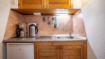 Kjøleskap, mikrobølgeovn, kokeplater og kaffetrakter/tekoker