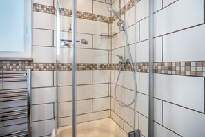 Dusj, hårføner og håndklær