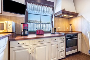 Frigorifero, microonde, forno, piano cottura