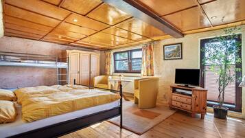 2 bedrooms, iron/ironing board, free WiFi, bed sheets