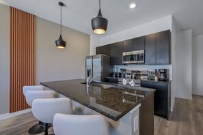 Micro-ondas, fogão, lava-louças, cafeteira/chaleira