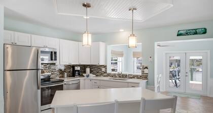 Waterfront Bungalow with Pool in Matlacha Isles