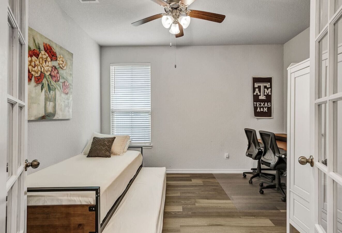 4 室のベッドルーム、デスク、アイロン / アイロン台、旅行用ベビーベッド