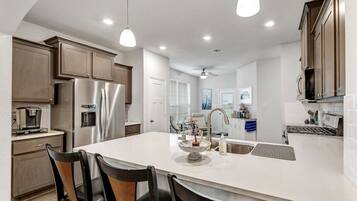 Frigorífic, microones, forn i placa de cuina