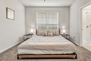 4 chambres, bureau, fer et planche à repasser, lit parapluie