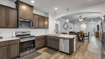 Refrigerador, microondas, horno, placa de cocina