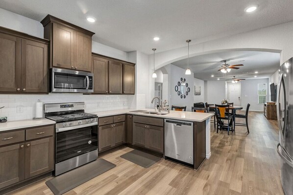 Kjøleskap, mikrobølgeovn, ovn og kokeplater