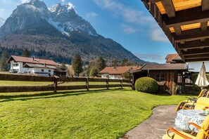 Property grounds - Apartment 'Ferienhaus Frühholz - Waxenstein' with Mountain View, Balcony and Wi-Fi (Grainau)