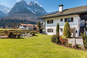 Exterior - Holiday flat ‘Ferienhaus Frühholz - Fewo Alpspitz’ with mountain view, terrace and WLAN (Grainau)