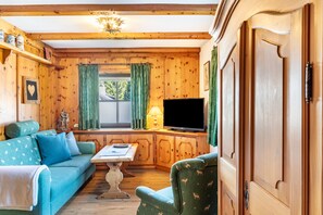 TV - Holiday flat ‘Ferienhaus Frühholz - Fewo Alpspitz’ with mountain view, terrace and WLAN (Grainau)