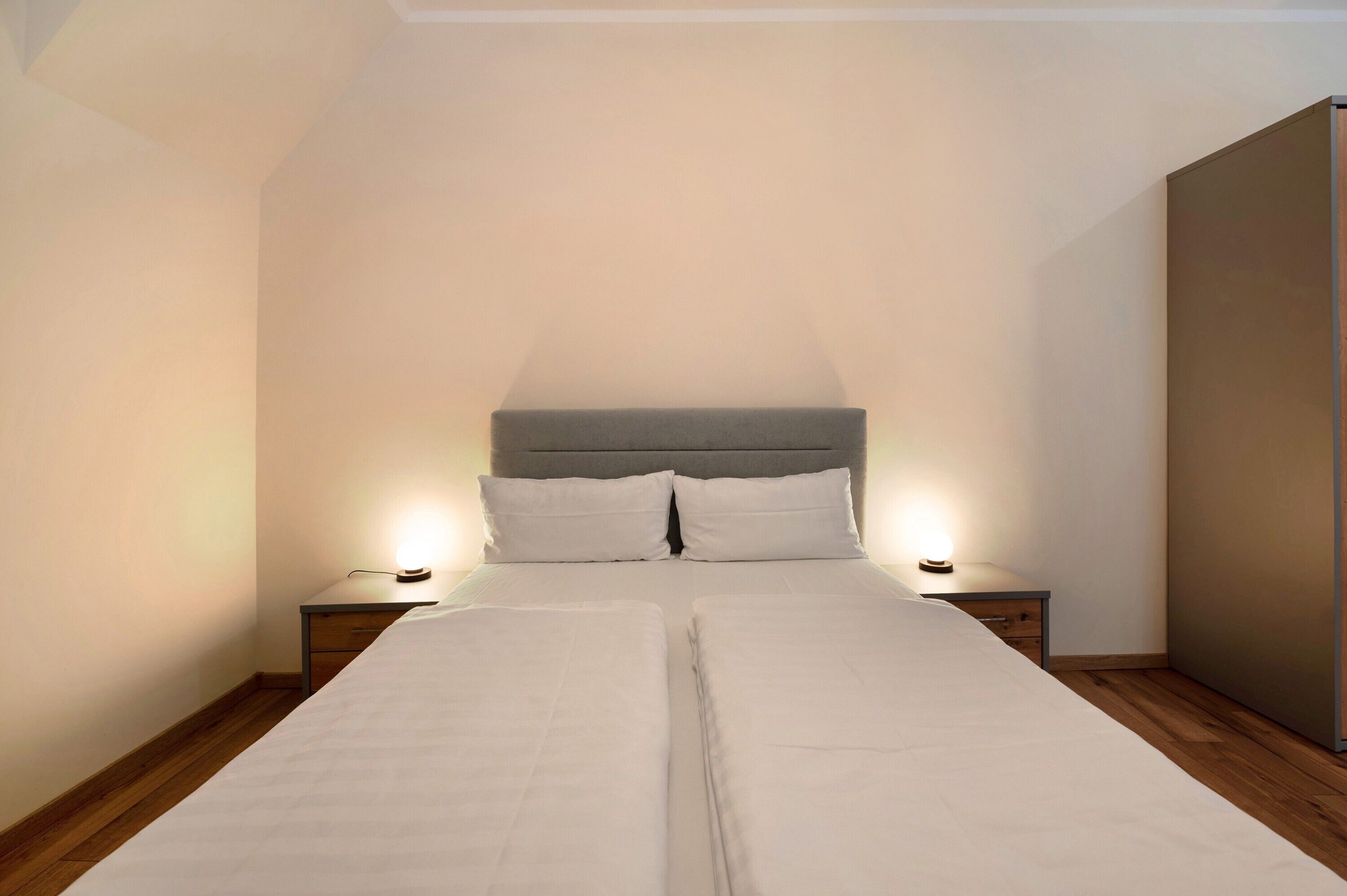 1 habitación, tabla de planchar con plancha, wifi gratis y ropa de cama 