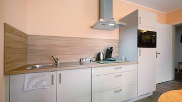 Wasserkocher mit Kaffee-/Teezubehör, Kühlschrank, Mikrowelle, Herdplatte